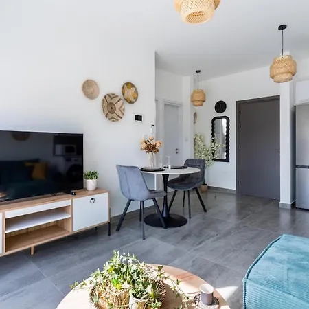 Azoria - Stylish 1-br & Balcony In 아파트 *