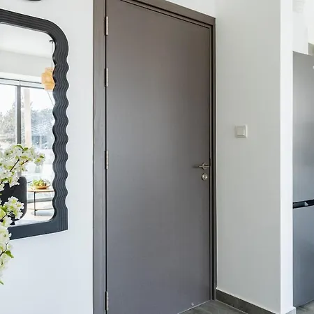 Azoria - Stylish 1-br & Balcony In