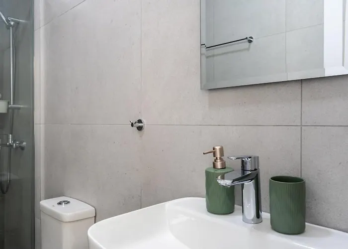 Azoria - Stylish 1-br & Balcony In