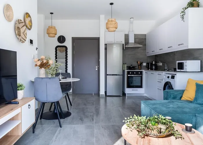 Azoria - Stylish 1-br & Balcony In Lejlighed