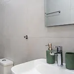 Azoria - Stylish 1-br & Balcony In