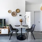 Appartement Azoria - Stylish 1-br & Balcony In *
