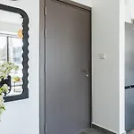 Azoria - Stylish 1-br & Balcony In