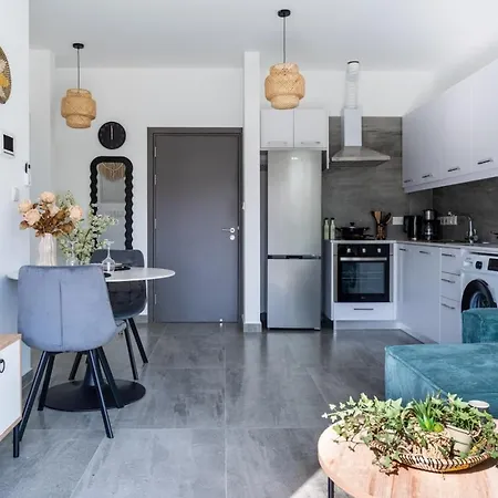 Azoria - Stylish 1-br & Balcony In Apartment