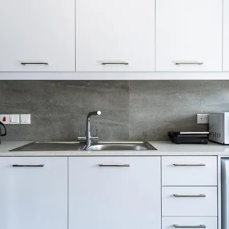 Apartamento Azoria - Stylish 1-br & Balcony In
