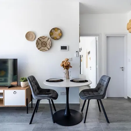 Apartment Azoria - Stylish 1-br & Balcony In *