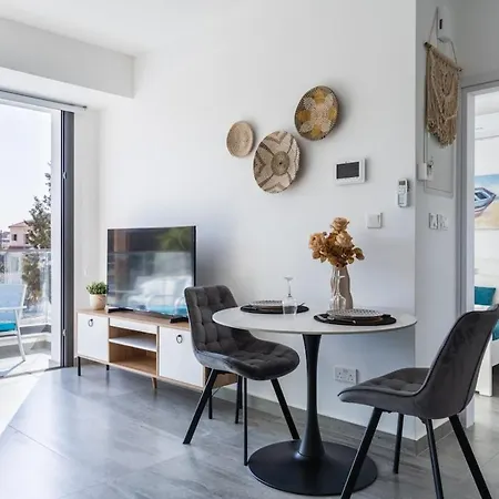 Azoria - Stylish 1-br & Balcony In Kiti