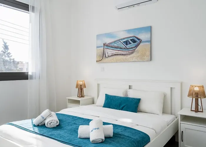 Apartment Azoria - Stylish 1-br & Balcony In