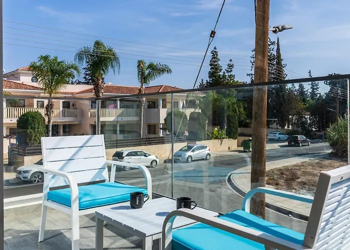 Apartment Azoria - Stylish 1-br & Balcony In