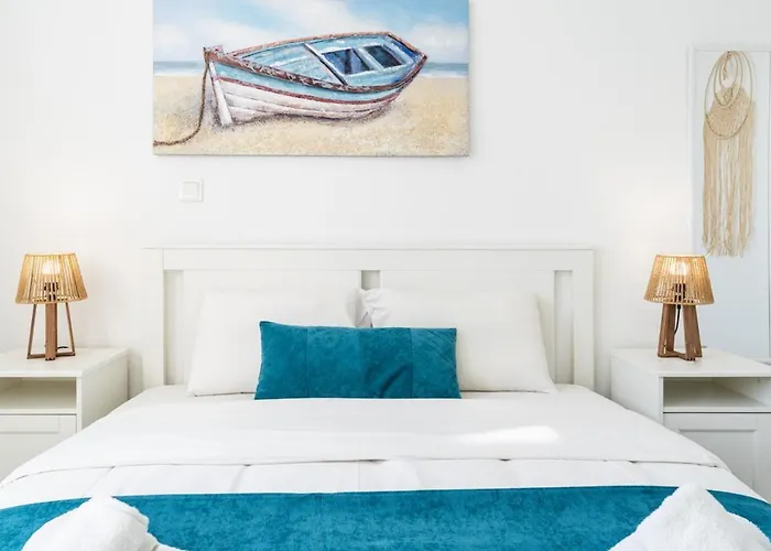 Apartment Azoria - Stylish 1-br & Balcony In *