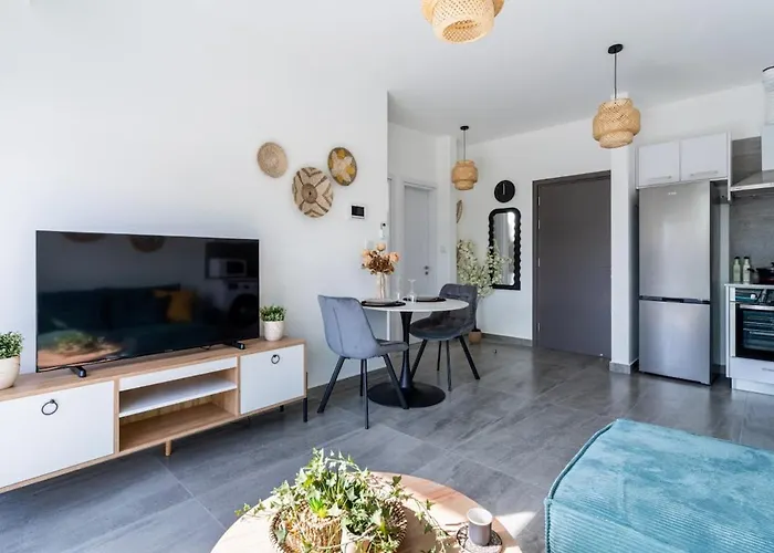 Azoria - Stylish 1-br & Balcony In Apartment *