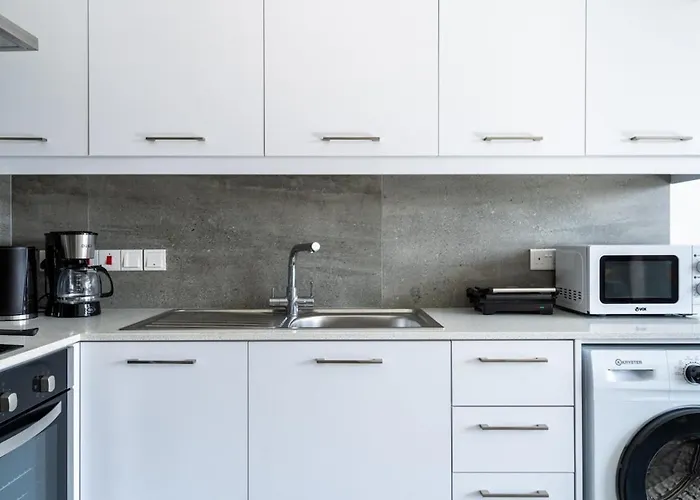Apartment Azoria - Stylish 1-br & Balcony In