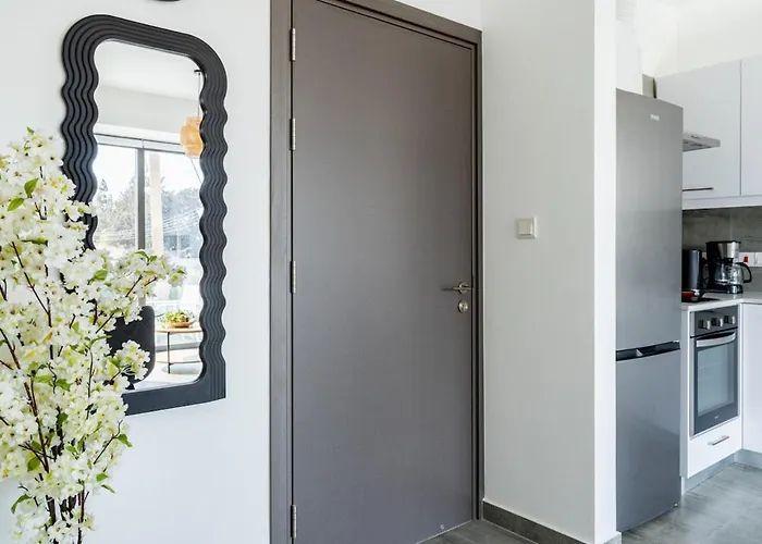 Azoria - Stylish 1-br & Balcony In